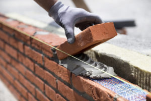 <img src="muur metselen" alt="bouwvakker metselt een nieuwe muur"/>